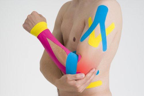 En mand med Kinesio tape