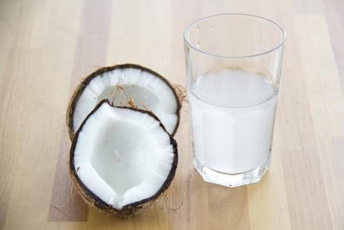et glas med kokosmælk