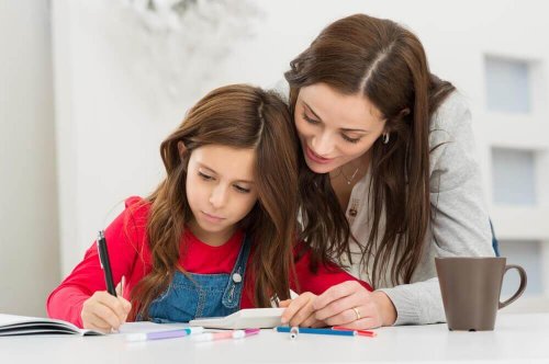 Mor hjælper datter med at lave sine lektier og overvinde skoletræthed