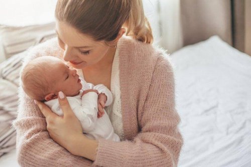 Mor synger for baby