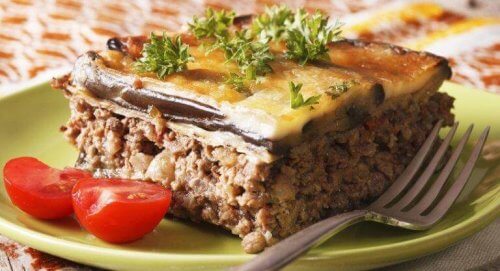 En tallerken med græsk moussaka.