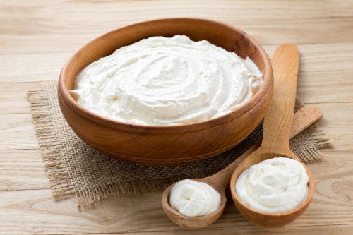 Yoghurt er en af de gode naturmidler til mavekatar.