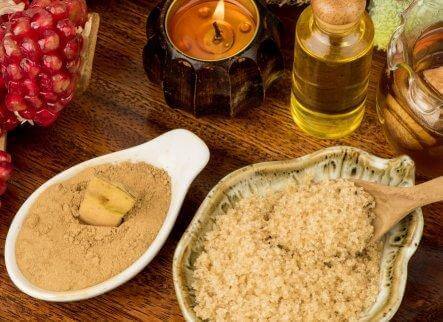 Olivenolie og sukker for at exfoliere dine læber.