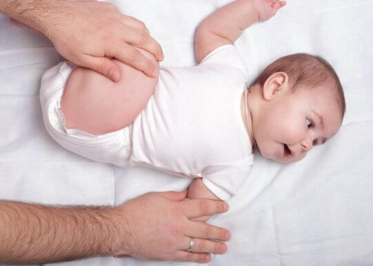 en baby undersøges