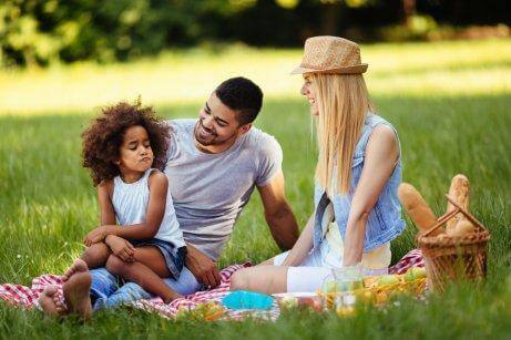 En oprørt pige med hendes forældre.