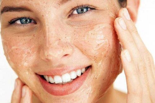 Kvinde vasker sit ansigt for at få ren og blød hud