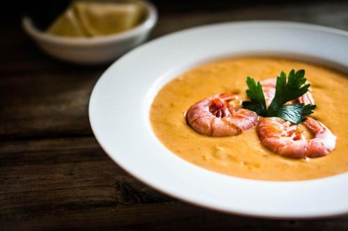 Skål med suppe med skaldyr