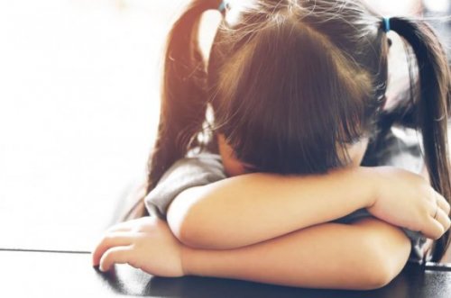 Sådan hjælper du dit barn med at overvinde skoletræthed