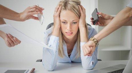 En overvældet kvinde forsøger at håndtere stress