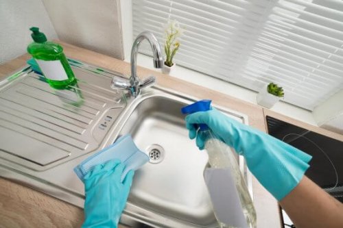 At rengøre og desinficere vaskene i dit hjem