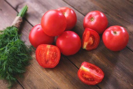 tomater på skærebræt