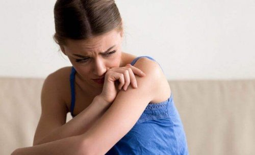 Trist kvinde kan ikke lade være med at tænke på problemer