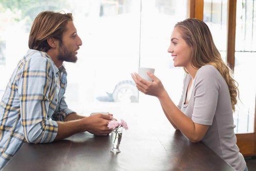 En mand og kvinde drikker kaffe sammen
