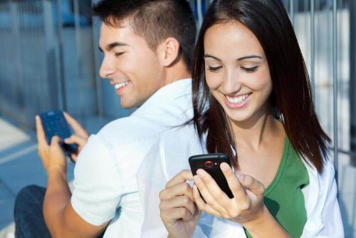 Trekantsdrama: Mand og kvinde sender hinanden sms´er