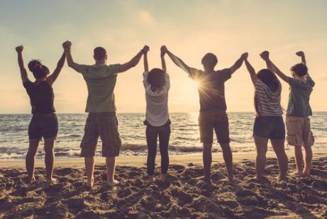 Teenagere på en strand