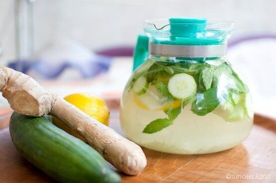 Vand med agurk, citron og ingefær