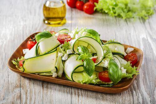 Lav en lækker salat af squash og nødder