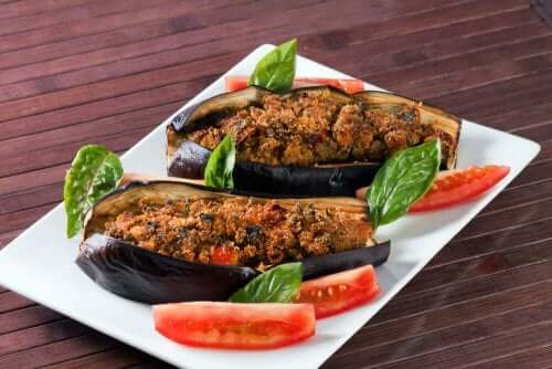 Grøntsagsfyldt aubergine med vinaigrette