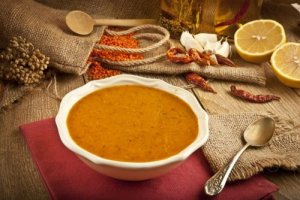 Prøv denne lette opskrift på cremet linsesuppe