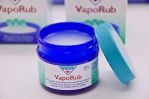 Derfor bør du ikke give Vicks VapoRub til børn under to år