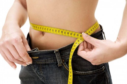 Kvinde måler mave for at tjekke for vægtforøgelse med alderen