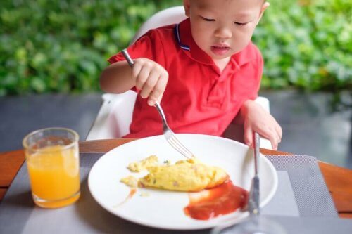 barn, der spiser morgenmad