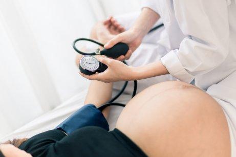 Kommende mor får målt sit blodtryk for at undgå højt blodtryk hos gravide