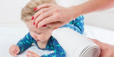 Barn får vand ud af ørerne med hårtørrer