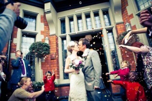 Kyssende brudepar ønsker at holde deres ægteskab lykkeligt