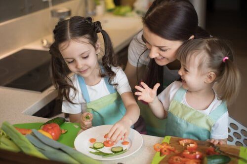 børn, der laver mad med deres mor