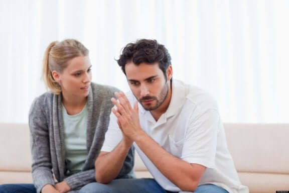 Mand og kvinde snakker frustrerede sammen
