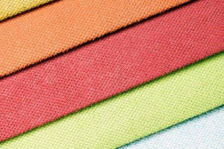 Stof med mange farver illustrerer det perfekte look til bryllupper