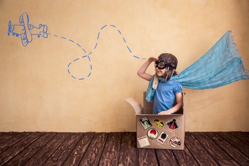 Dreng leger pilot i papkasse