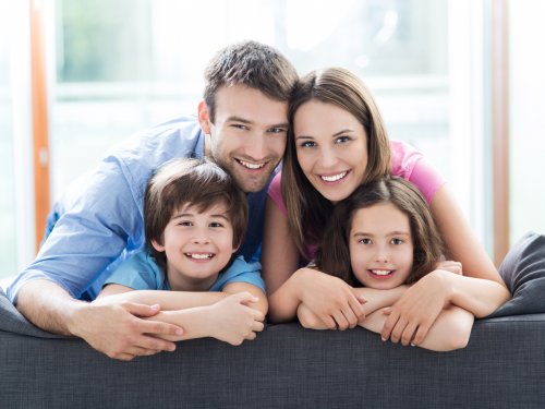 glad familie bestående af forældre og to børn