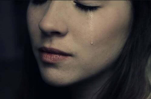 Kvinde med tåre på kinden nyder at kunne græde