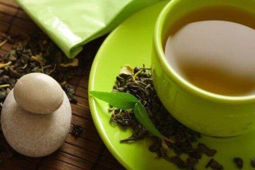 Grøn te: Kan man tabe sig ved at drikke grøn te?