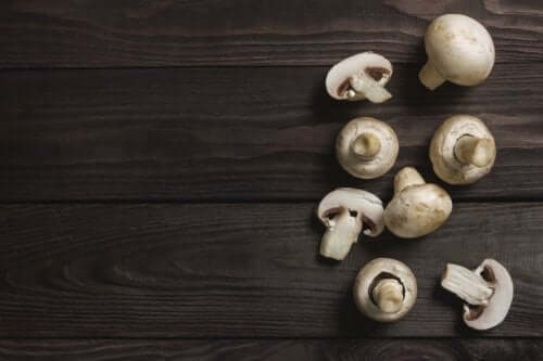 hvide champignons på et bord