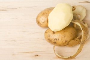 Fire måder, du kan bruge kartoffelskræller på