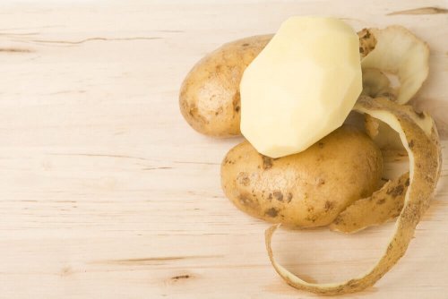 Fire måder, du kan bruge kartoffelskræller på