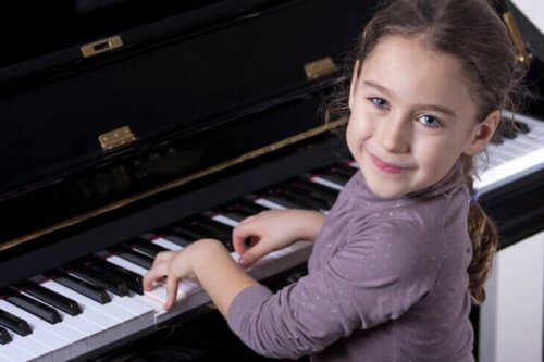 klaver og begavet pige