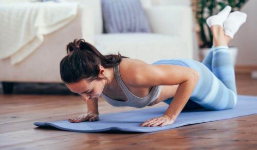 Kvinder dyrker motion i stue
