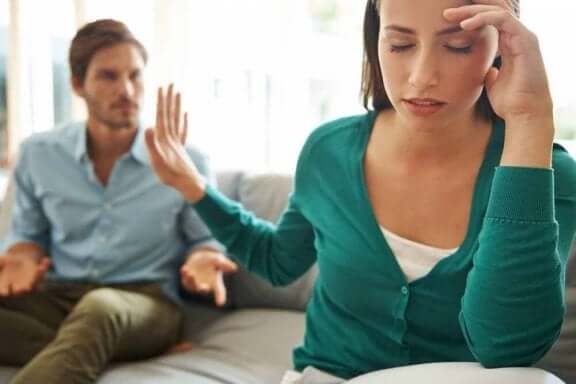 Kvinde afviser mand med hånd