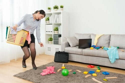 kvinde, der rydder op og ordner vasketøj