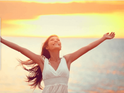 Kvinde anvender løst tøj for at bekæmpe varmen