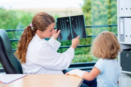 læge, der studerer knogleudviklingen hos et barn