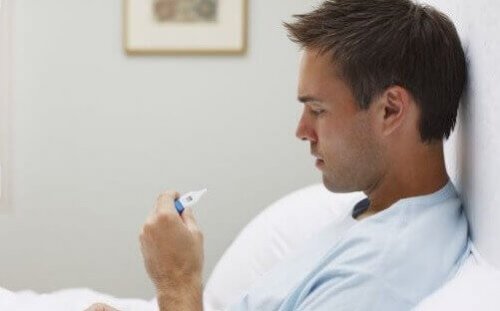 Mand tjekker termometer