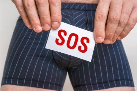 Mand med sos foran penis