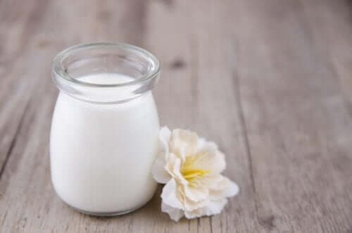 Et glas mælk med en blomst