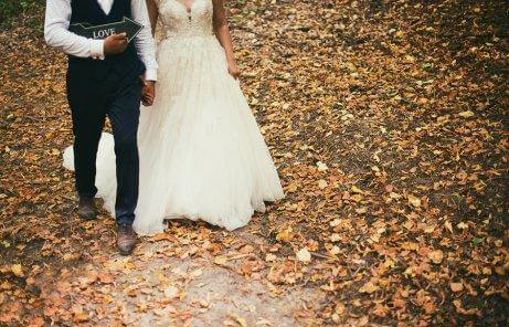 Et brudepar i skov