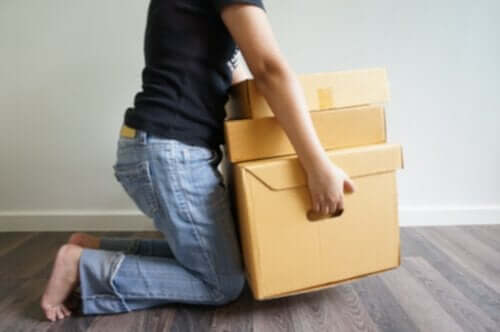 person, der løfter kasser